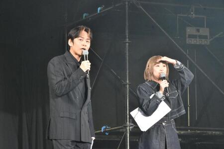 　ＭＣとして登場した中丸雄一（左）とＩＭＡＬＵ