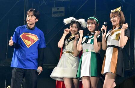 　ポーズを決める（左から）中丸雄一、ＮＭＢ４８・塩月希依音、安部若菜、小嶋花梨