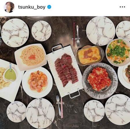 食物アレルギーのある次女用に作り分けたお祝いご飯。つんく♂のインスタグラム＠ｔｓｕｎｋｕ＿ｂｏｙより