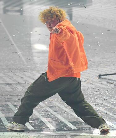 　パフォーマンスするＶａｕｎｄｙ＝２０２２年１２月３１日、ＮＨＫ紅白歌合戦