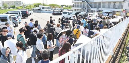 　バウムクーヘンを求めて長蛇の列が出来る（撮影・持木克友）