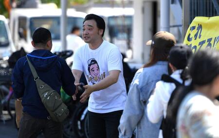 　お客さんの対応する元ジャングルポケットの斉藤慎二被告（撮影・持木克友）