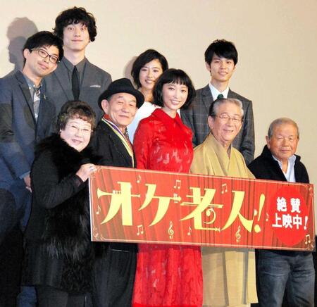 １６年１１月、映画の舞台あいさつで。後列右が萩原利久