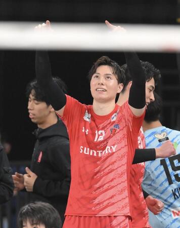 　第３セット、ベンチから応援するサントリー・高橋藍（撮影・伊藤笙子）