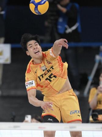 　第１セット、サーブを打つ愛知・宮浦健人（撮影・伊藤笙子）