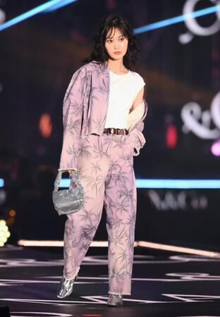 　ランウェーを歩く山下美月