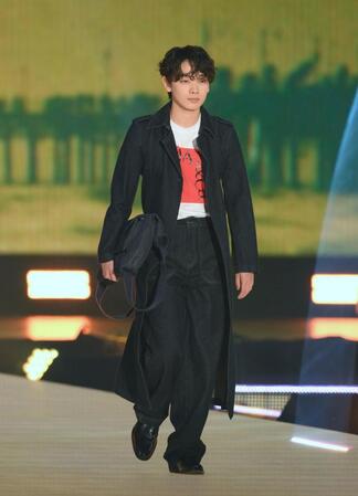 　ランウェーを歩く宮世琉弥