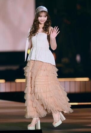 　ランウェーを歩く藤田ニコル