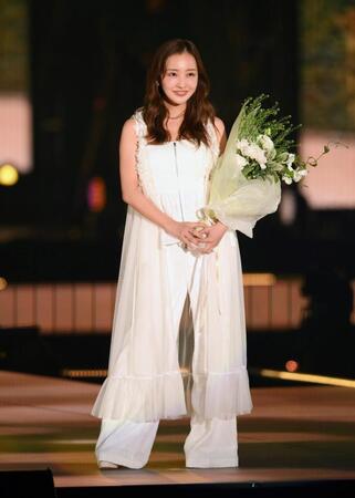 　ランウェーを歩く板野友美