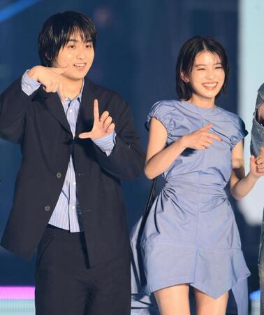 　ランウェーでポーズを決める（左から）奥平大兼、出口夏希