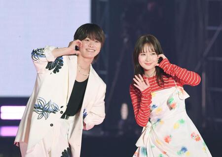 　ポーズを決める大橋和也（左）と畑芽育（撮影・園田高夫）