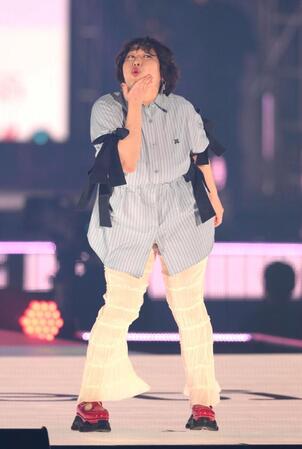 　ランウェーを歩く丸山礼