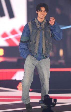 　ランウェーを歩く藤岡真威人