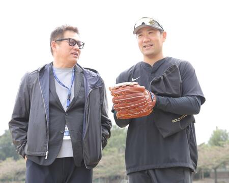 　巨人・田中将大と話す山崎武司氏＝２月