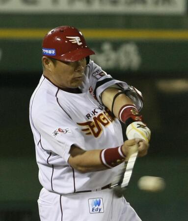 　中前に同点の２点タイムリーを放つ楽天時代の山崎武司氏＝１１年４月