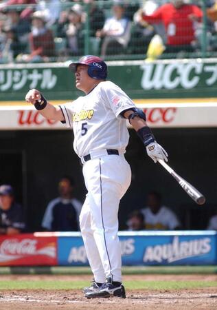 　本塁打を放つオリックス時代の山崎武司氏＝２００３年４月