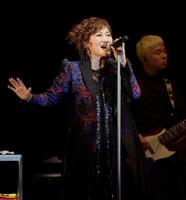　デビュー４０周年記念ライブで熱唱する渡辺美里