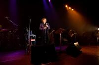 　デビュー４０周年記念ライブで熱唱する渡辺美里