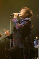 　デビュー４０周年記念ライブで熱唱する渡辺美里