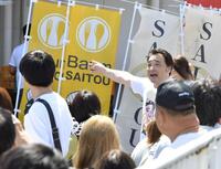 　お客さんの対応をする元ジャングルポケット・斉藤慎二被告（撮影・持木克友）