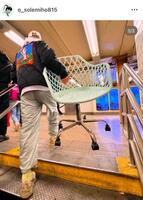 イスも自分たちで運ぶ。大橋未歩のインスタグラム＠ｏ＿ｓｏｌｅｍｉｈｏ８１５（４月１７日）より