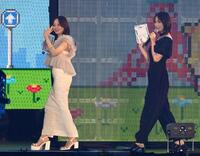 　ＭＣを務めた森香澄（左）、本田翼