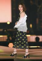 　ランウェーを歩く村重杏奈