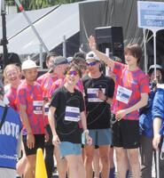 　出走前にファンを手を振り笑顔を見せるＫ