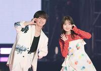 　ポーズを決める大橋和也（左）と畑芽育（撮影・園田高夫）