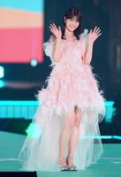 　ランウェーを歩く生見愛瑠