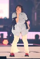 　ランウェーを歩く丸山礼