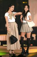 　ランウェーを歩く天翔愛（左）、天翔天音