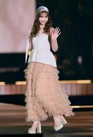 　ランウェーを歩く藤田ニコル