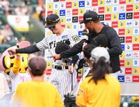 　お立ち台で「ゴイゴイスー」ポーズを決める佐藤輝（左）とデュプランティエ（撮影・西田忠信）