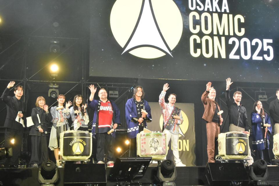 　海外セレブとセレモニーに参加した中丸雄一（左）。（左から）ＩＭＡＬＵ、ＮＭＢ４８・安部若菜、塩月希依音、Ｃ．Ｂ．セブルスキー、サン・カン、ダニエル・ローガン、マッツ・ミケルセン、ヒュー・ダンシー、クリティーナ・リッチ