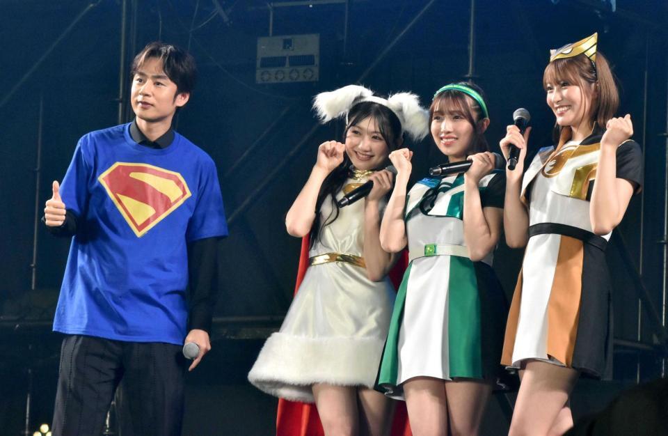 　ポーズを決める（左から）中丸雄一、ＮＭＢ４８・塩月希依音、安部若菜、小嶋花梨