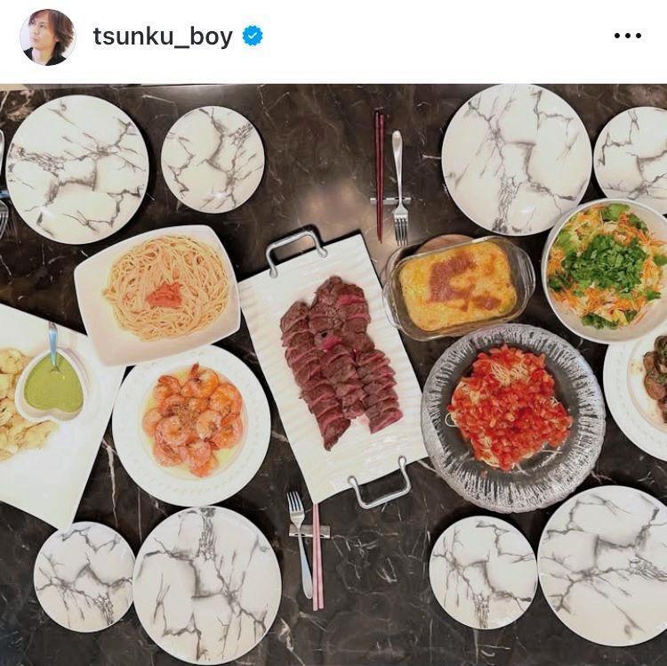 食物アレルギーのある次女用に作り分けたお祝いご飯。つんく♂のインスタグラム＠ｔｓｕｎｋｕ＿ｂｏｙより