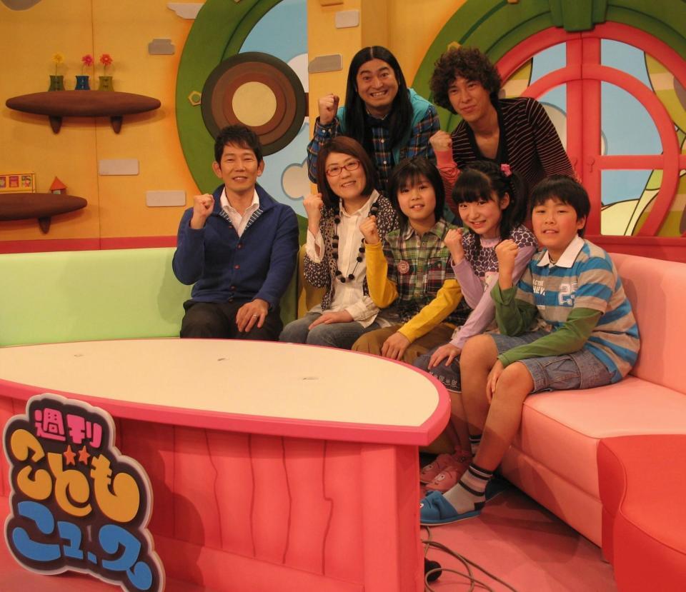 ２０１０年４月、「週刊こどもニュース」の会見で。前列左から３人目が萩原利久