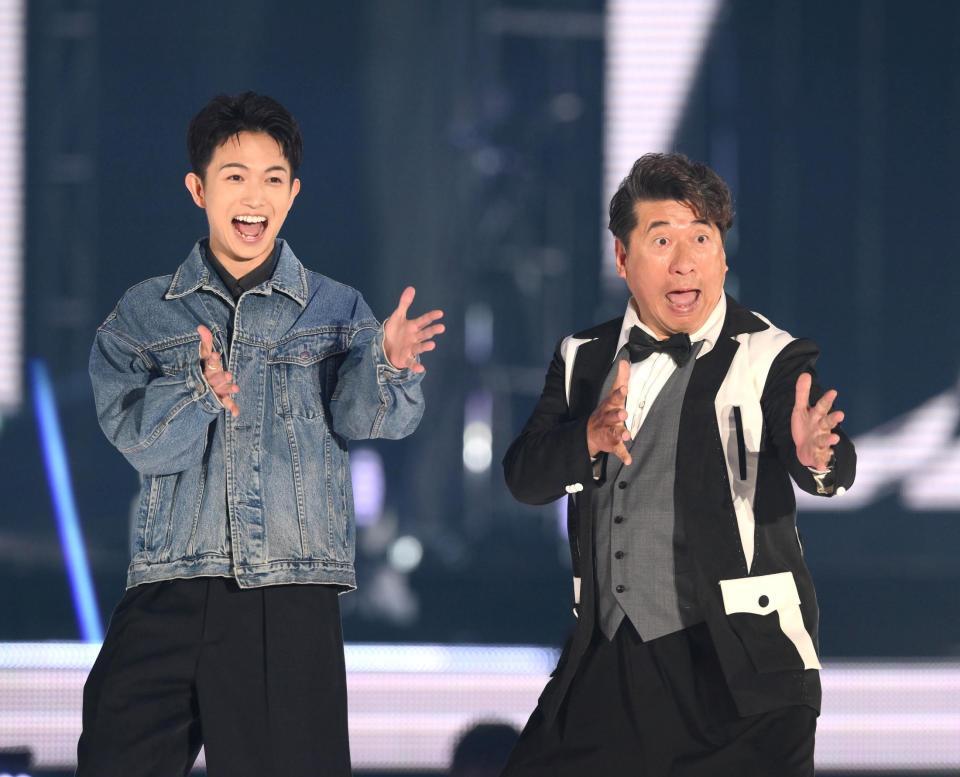 　ランウェーで「ヤー！」を披露する綱啓永（左）、寺門ジモン