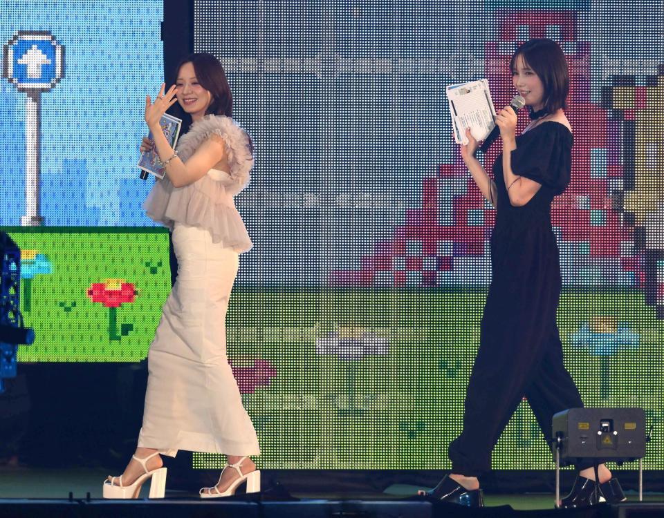 　ＭＣを務めた森香澄（左）、本田翼