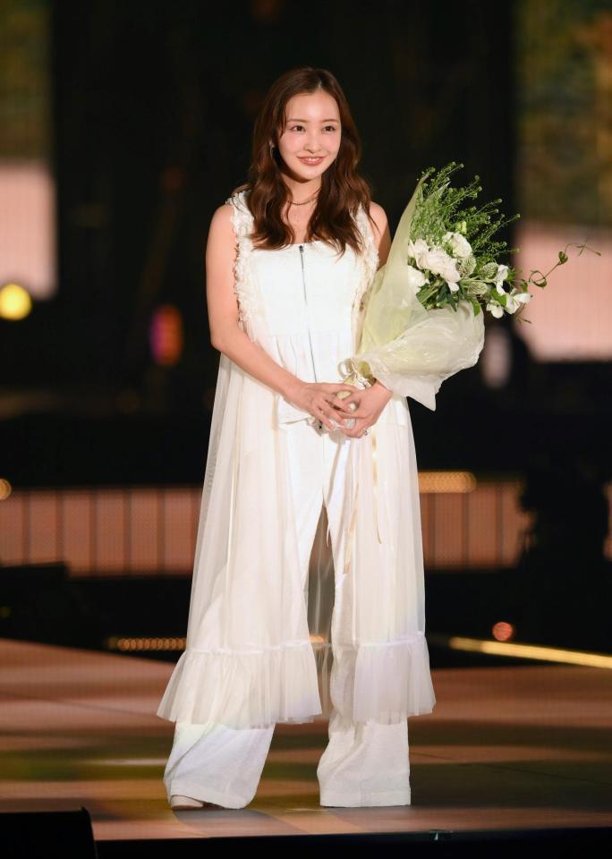 　ランウェーを歩く板野友美