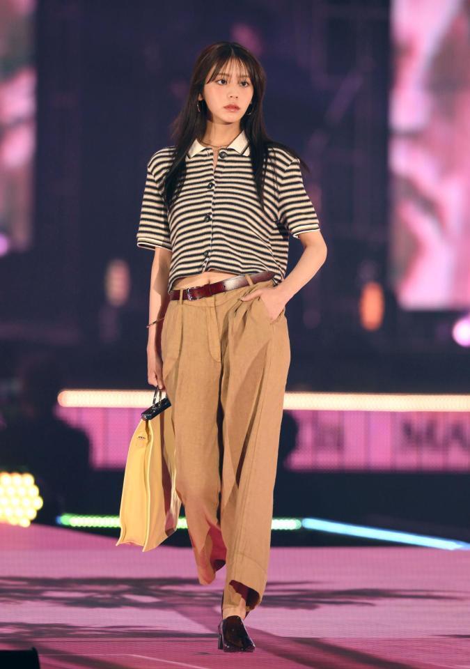 　ランウェーを歩く貴島明日香