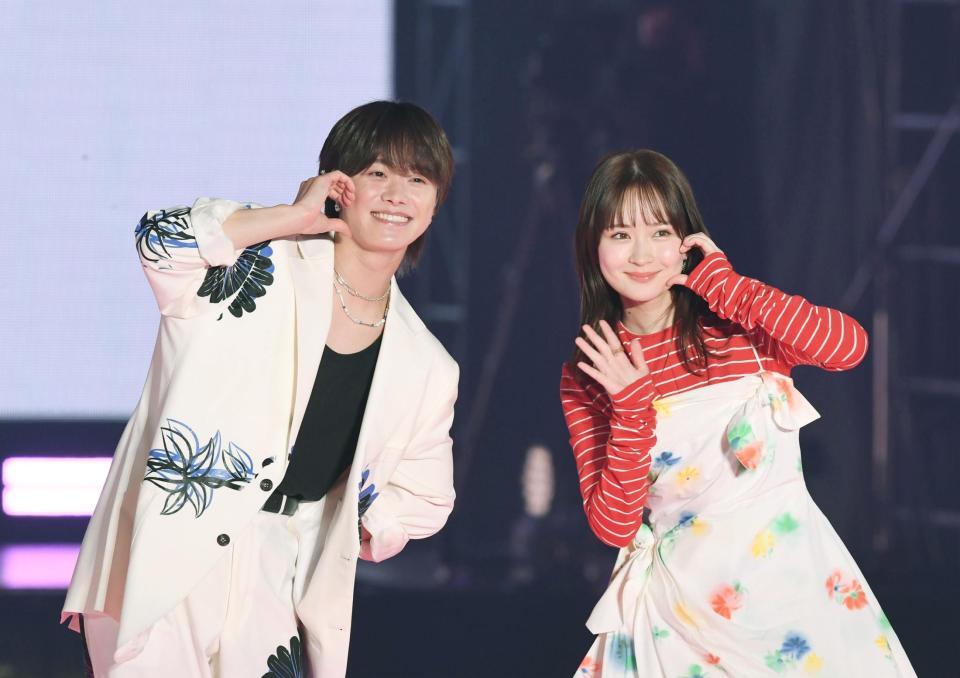 　ポーズを決める大橋和也（左）と畑芽育（撮影・園田高夫）