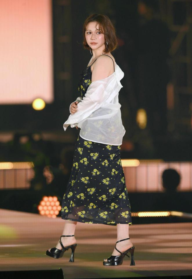 　ランウェーを歩く村重杏奈