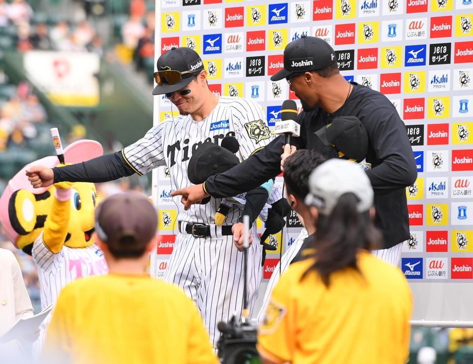 　お立ち台で「ゴイゴイスー」ポーズを決める佐藤輝（左）とデュプランティエ（撮影・西田忠信）