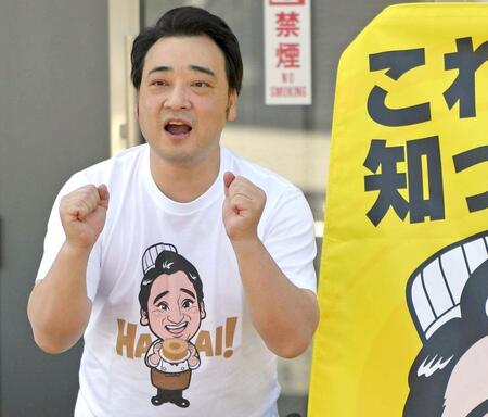 　お客さんの撮影に応じる斉藤慎二被告（撮影・持木克友）