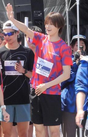 　出走前、ファンに手を振るＫ