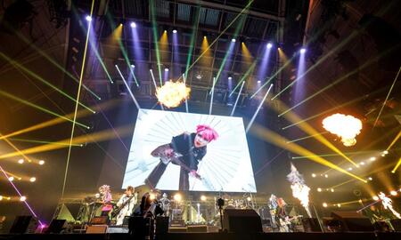 　ｈｉｄｅさんを中心にバンドメンバーが熱い演奏を繰り広げた＝撮影・Ｋａｚｕｋｏ　Ｔａｎａｋａ（ＣＡＰＳ）