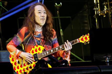 　ｈｉｄｅさんの愛用ギターを抱えて楽曲を披露したＰＡＴＡ＝撮影・Ｋａｚｕｋｏ　Ｔａｎａｋａ（ＣＡＰＳ）