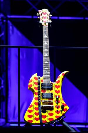 　ステージ中央に配置されたｈｉｄｅさんの愛用ギター＝撮影・Ｋａｚｕｋｏ　Ｔａｎａｋａ（ＣＡＰＳ）